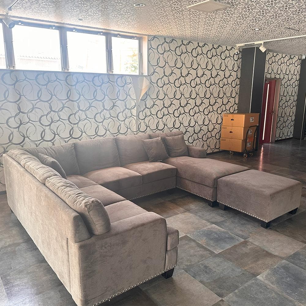 T 【高級】コの字型 スタッズ付きソファー／ラウンジ・応接向け・大人数対応