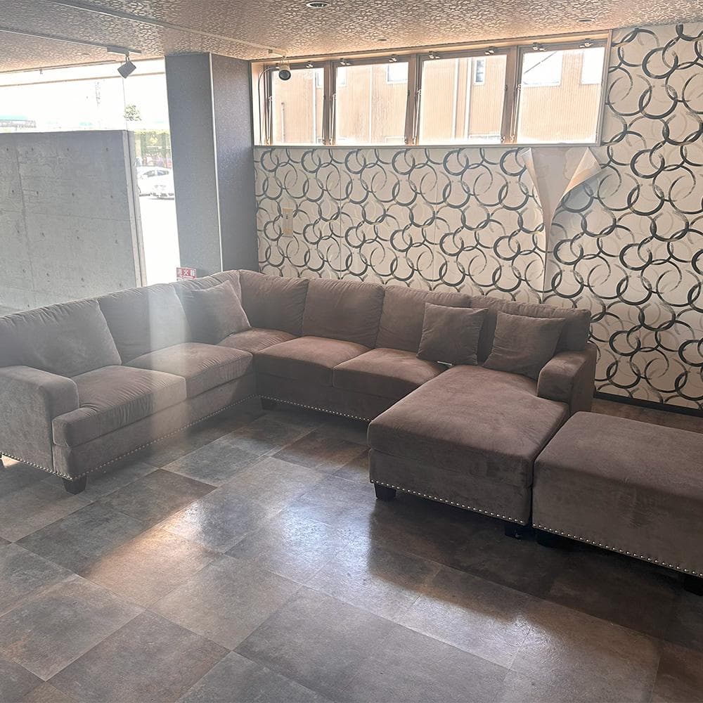 T 【高級】コの字型 スタッズ付きソファー／ラウンジ・応接向け・大人数対応