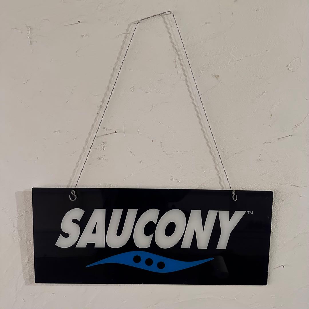 SAUCONY 看板　プレート