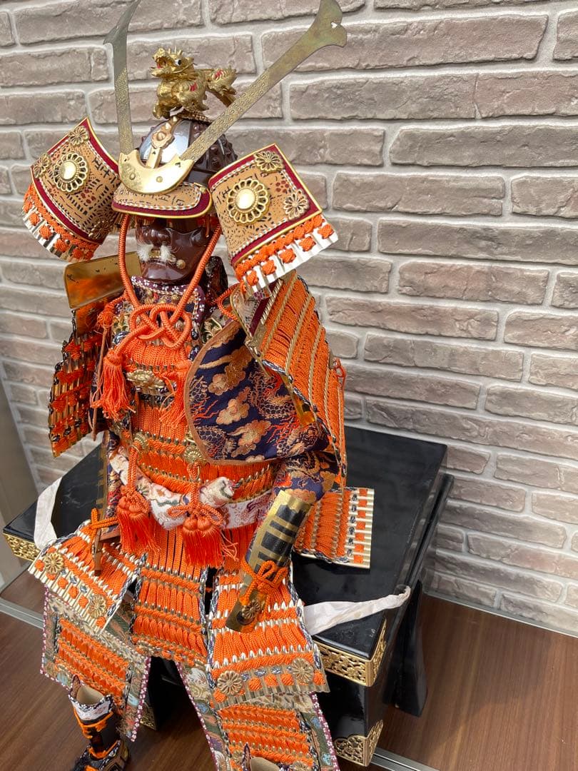 【本格朱威鎧飾り】高さ約70cm 黒塗台座付 金具装飾 豪華五月人形 端午の節句