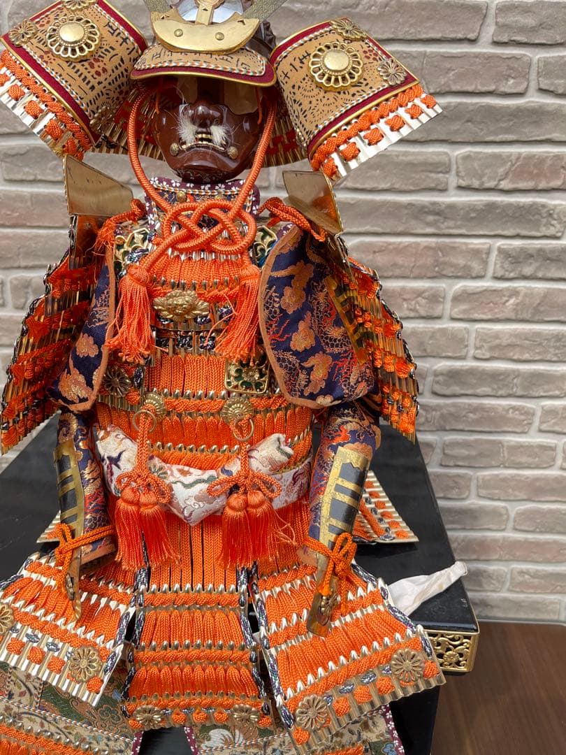 【本格朱威鎧飾り】高さ約70cm 黒塗台座付 金具装飾 豪華五月人形 端午の節句