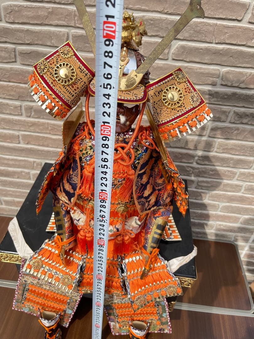 【本格朱威鎧飾り】高さ約70cm 黒塗台座付 金具装飾 豪華五月人形 端午の節句