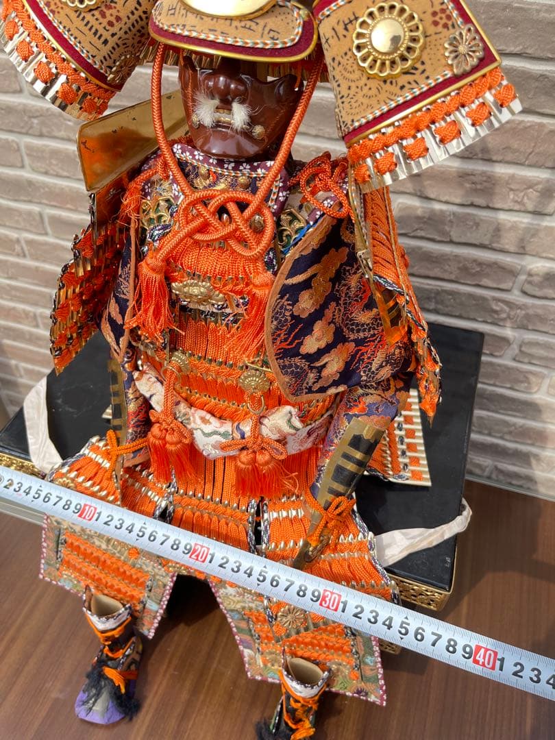【本格朱威鎧飾り】高さ約70cm 黒塗台座付 金具装飾 豪華五月人形 端午の節句