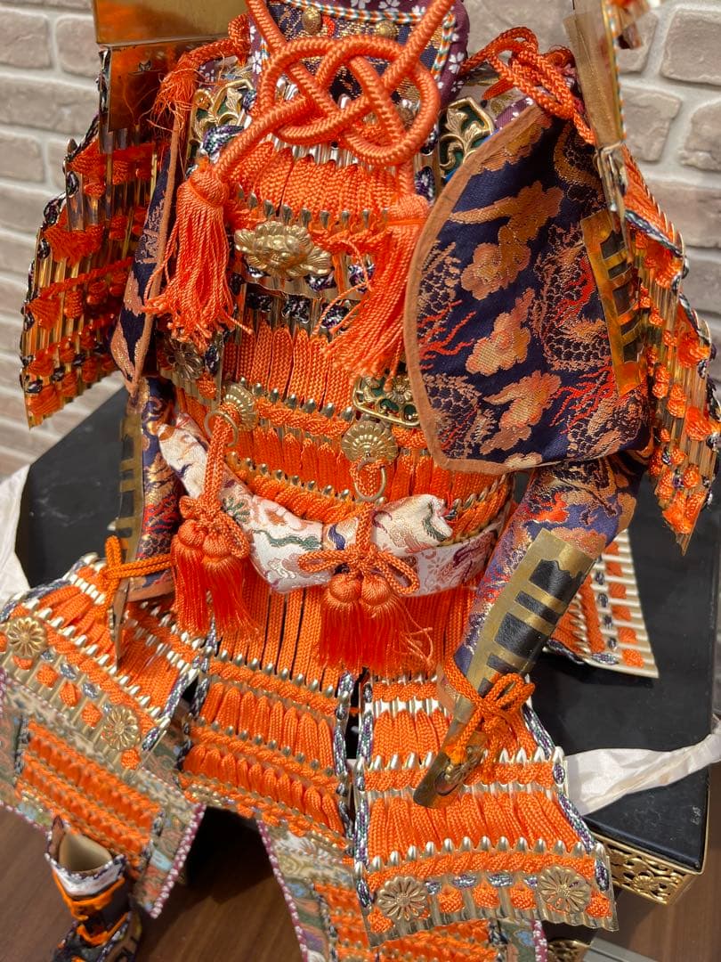 【本格朱威鎧飾り】高さ約70cm 黒塗台座付 金具装飾 豪華五月人形 端午の節句