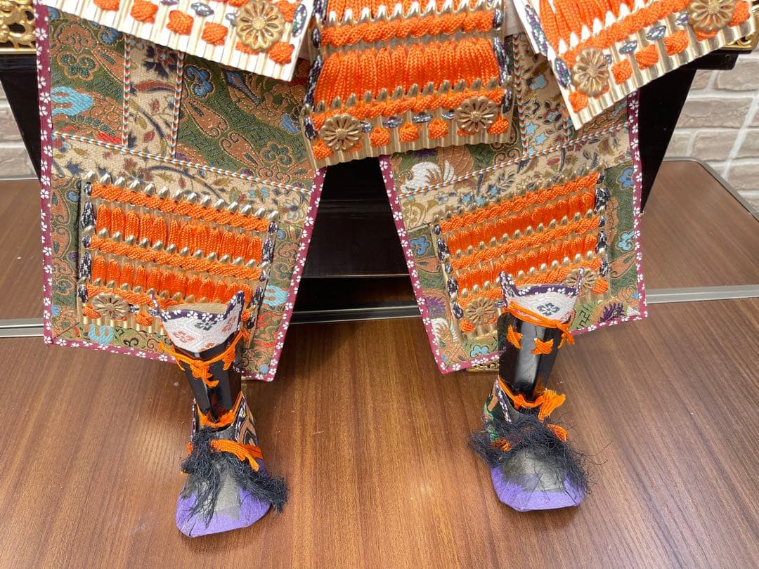 【本格朱威鎧飾り】高さ約70cm 黒塗台座付 金具装飾 豪華五月人形 端午の節句