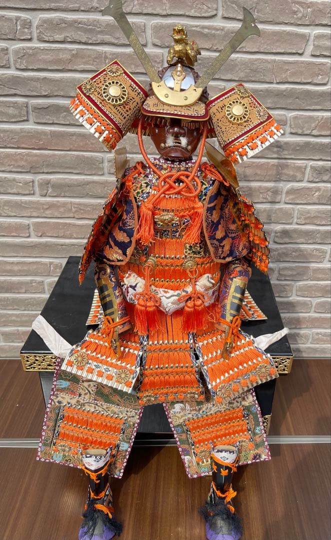 【本格朱威鎧飾り】高さ約70cm 黒塗台座付 金具装飾 豪華五月人形 端午の節句