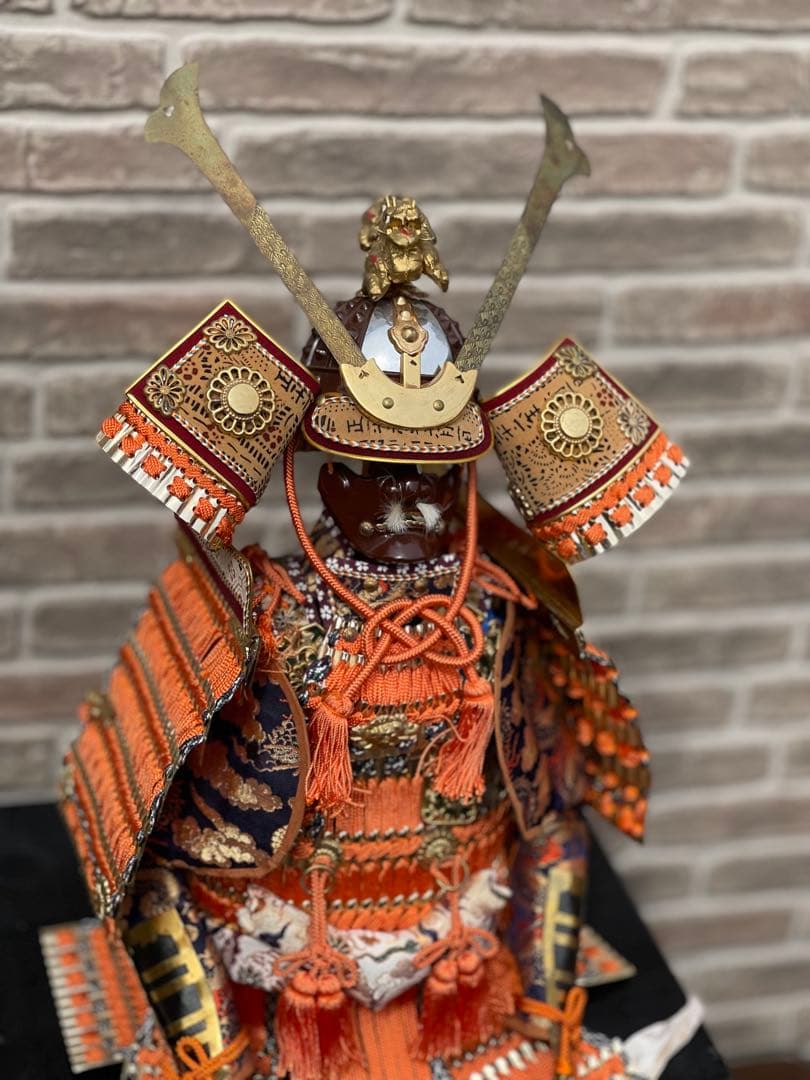 【本格朱威鎧飾り】高さ約70cm 黒塗台座付 金具装飾 豪華五月人形 端午の節句