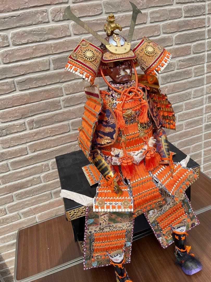 【本格朱威鎧飾り】高さ約70cm 黒塗台座付 金具装飾 豪華五月人形 端午の節句