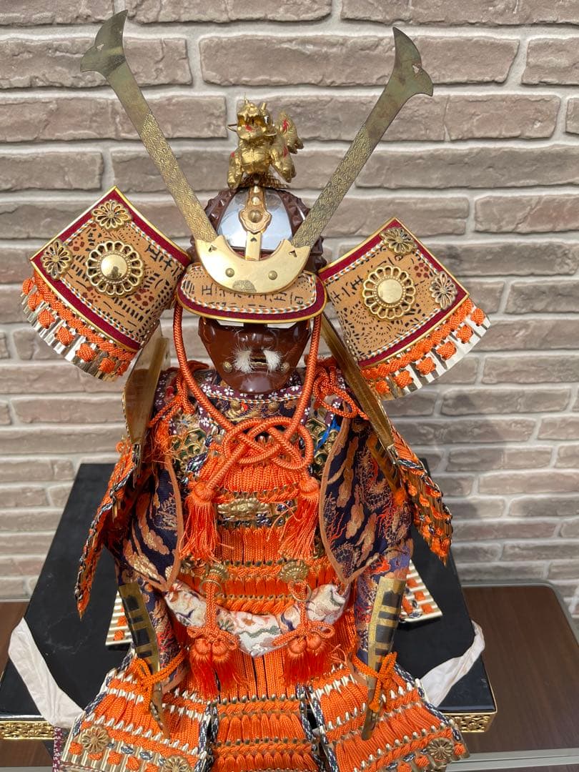 【本格朱威鎧飾り】高さ約70cm 黒塗台座付 金具装飾 豪華五月人形 端午の節句