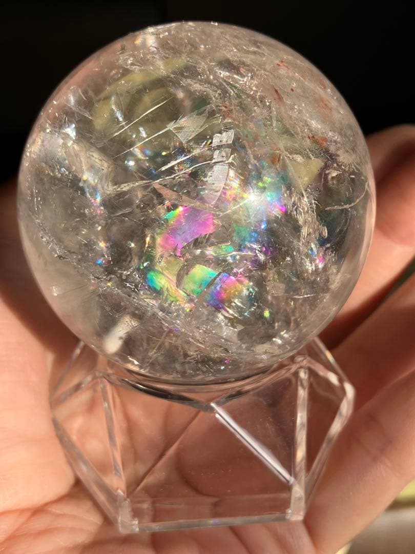 高品質ブラジル産　全方向に虹入り　水晶のスフィア　台座付き55.6mm 245g