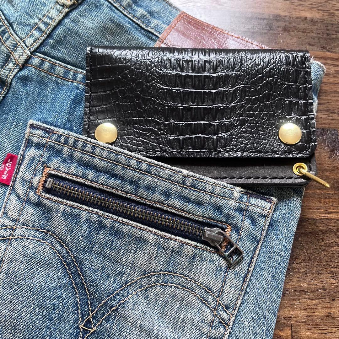 姫路レザー トラッカーウォレット ミドル 黒 ツヤ クロコ型押し 金