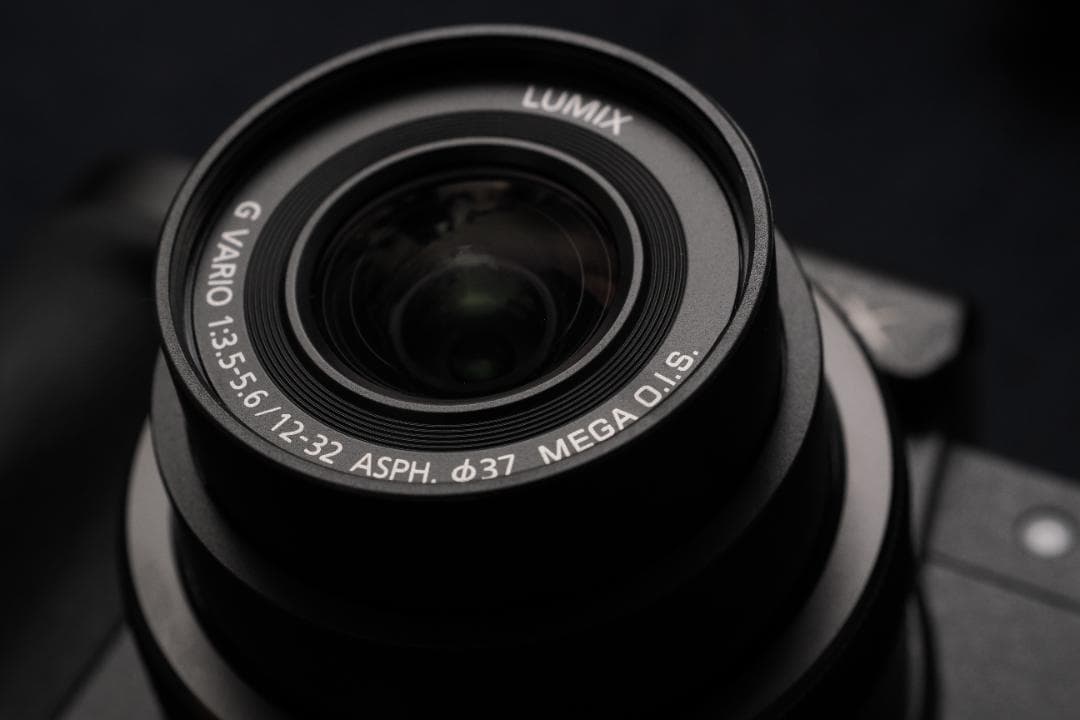 美品　パナソニック　Lumix　DC-G100D（新型）標準ズーム付き