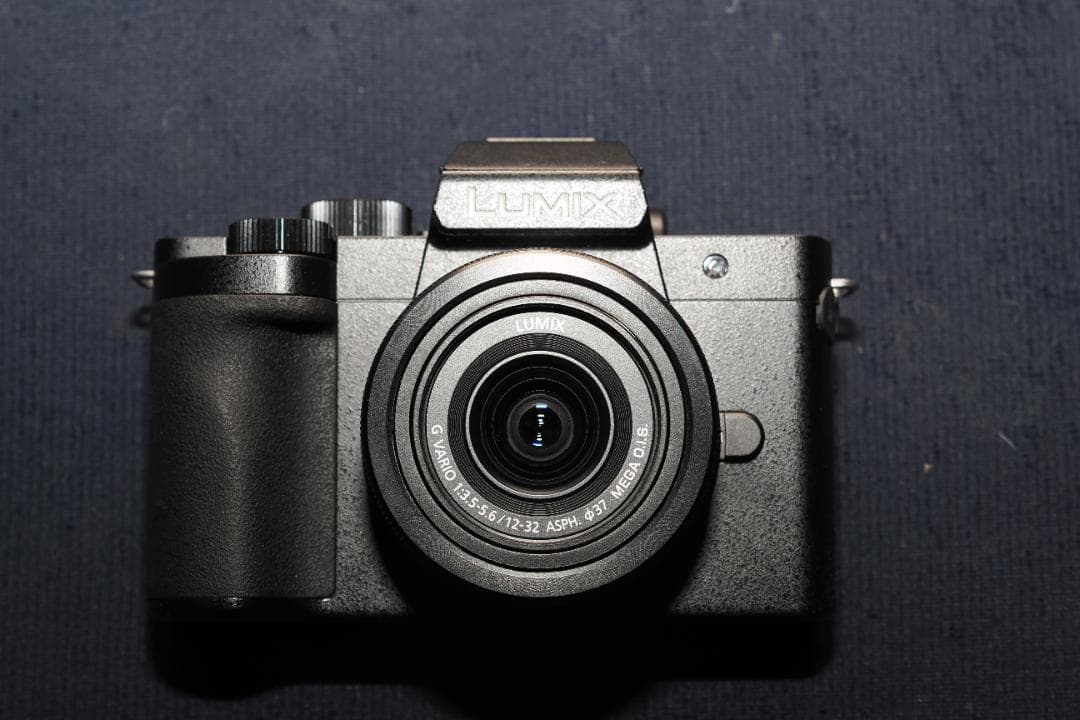 美品　パナソニック　Lumix　DC-G100D（新型）標準ズーム付き