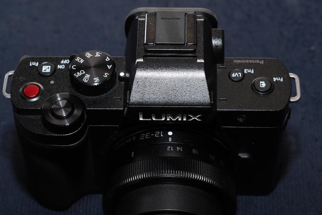 美品　パナソニック　Lumix　DC-G100D（新型）標準ズーム付き