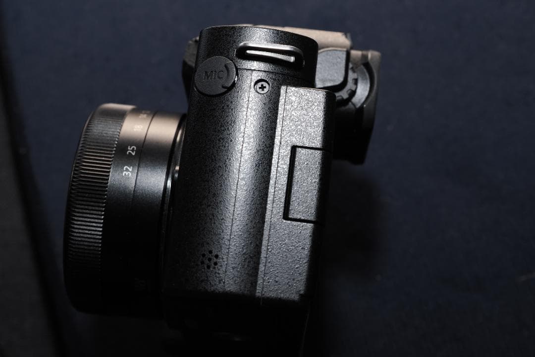 美品　パナソニック　Lumix　DC-G100D（新型）標準ズーム付き