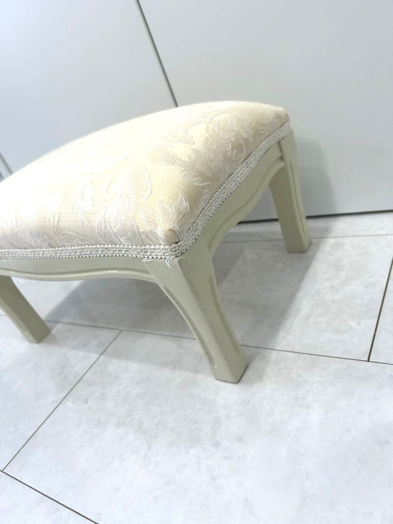 イタリアフットスツール　猫脚ホワイトベージュ　W34✖️D23.5✖️H20.5cm