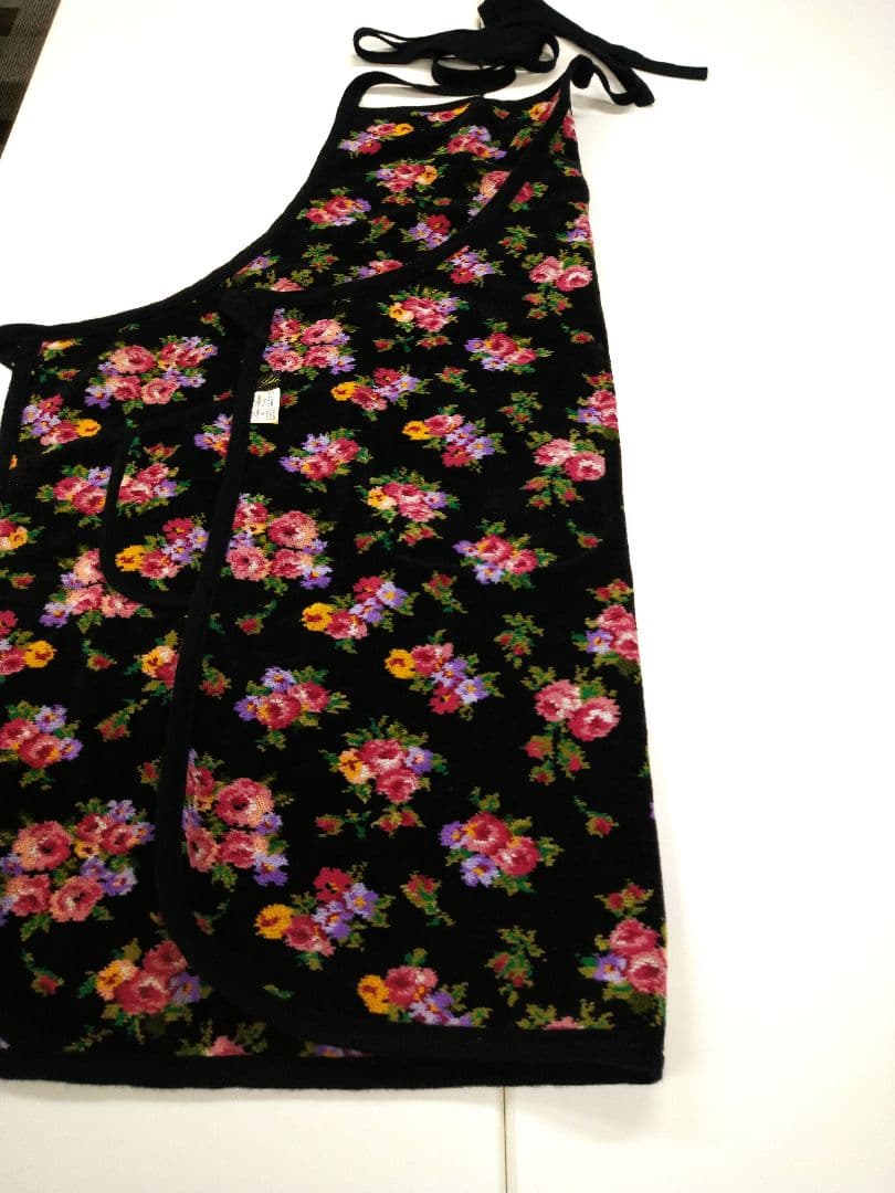 FEILER 花柄エプロン 黒　ポケット2個付