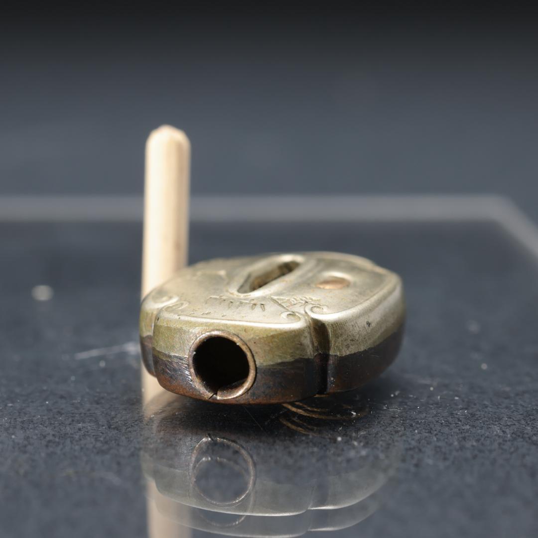 緒締め玉　鐔形　葵図　金属製　骨董　胴乱　印籠　R1453