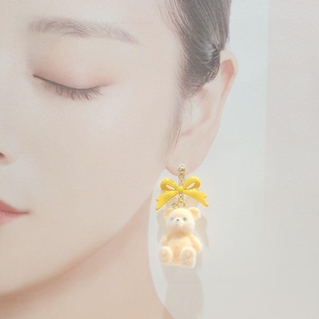 １点限定❣️大ぶりステッチリボンとふわもこフロッキーベアのピアス イエロー♡
