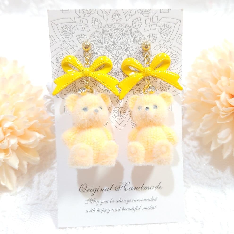 １点限定❣️大ぶりステッチリボンとふわもこフロッキーベアのピアス イエロー♡