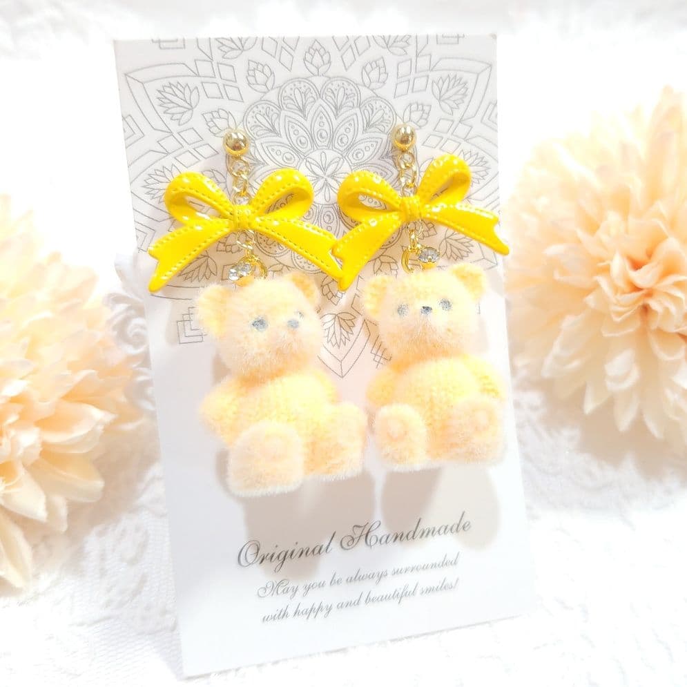 １点限定❣️大ぶりステッチリボンとふわもこフロッキーベアのピアス イエロー♡