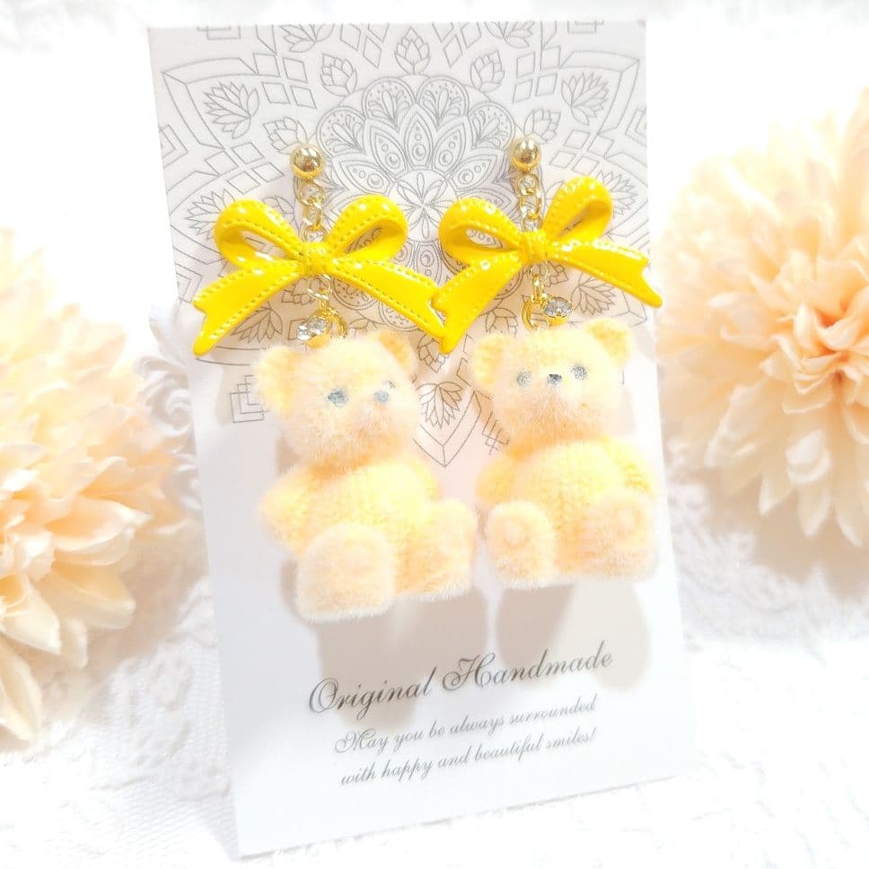 １点限定❣️大ぶりステッチリボンとふわもこフロッキーベアのピアス イエロー♡