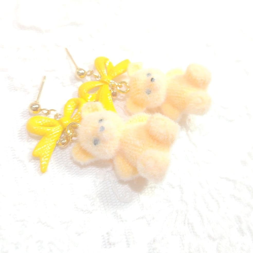 １点限定❣️大ぶりステッチリボンとふわもこフロッキーベアのピアス イエロー♡