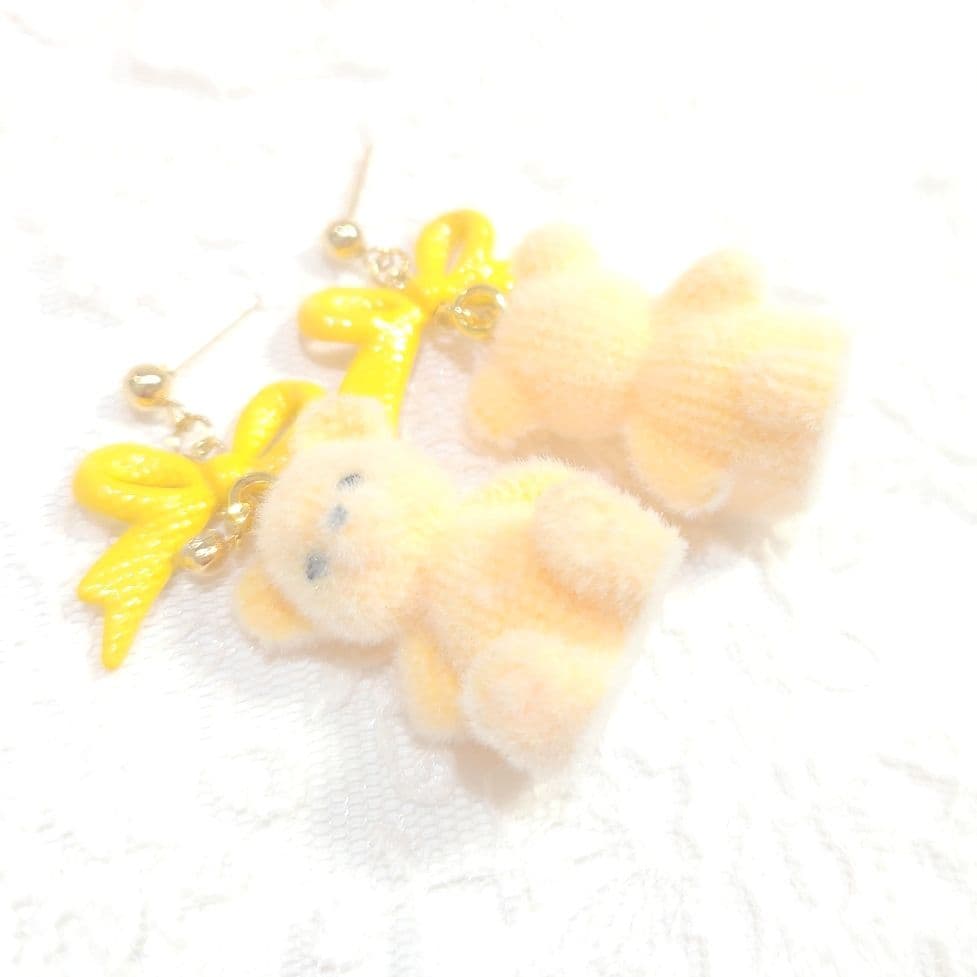 １点限定❣️大ぶりステッチリボンとふわもこフロッキーベアのピアス イエロー♡
