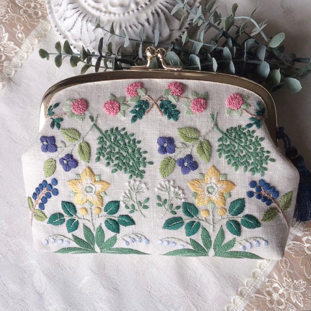 春めく季節のがま口ポーチ　手刺繍　ハンドメイド