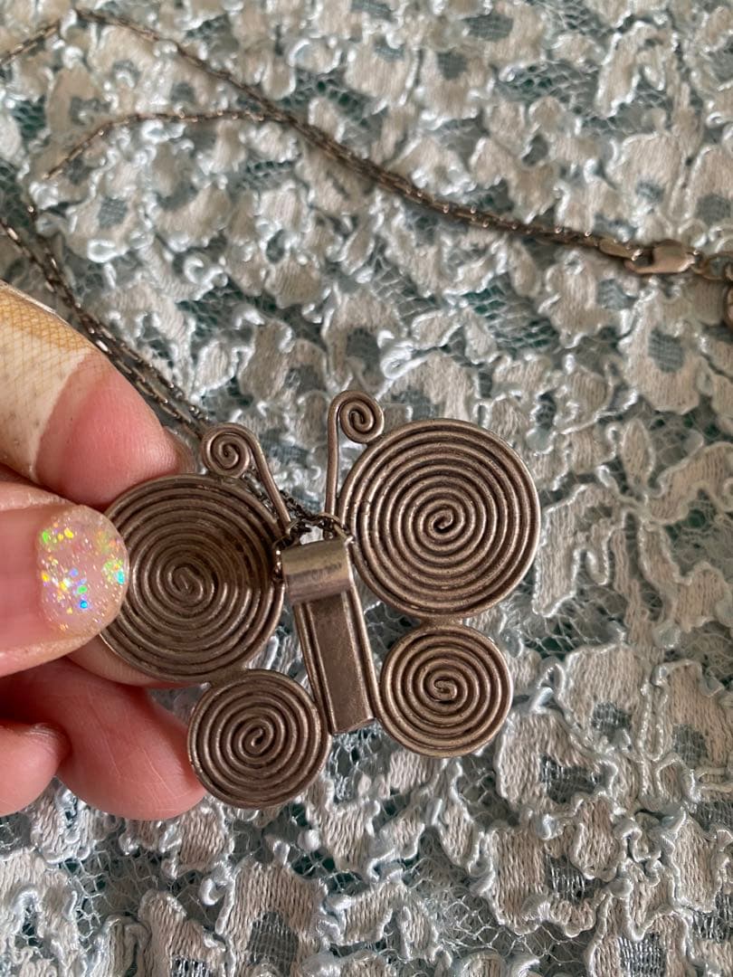 カレンシルバー蝶型ペンダント 渦巻きデザイン