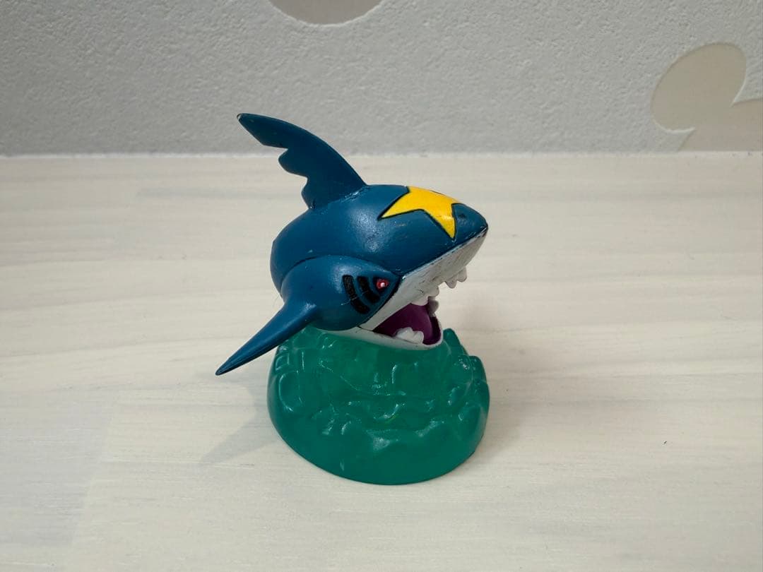 ポケモン　モンコレ　サメハダー　台座付　ポケットモンスター