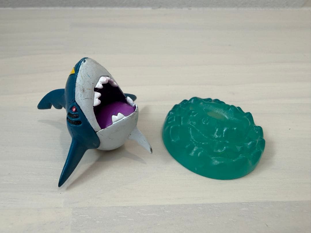 ポケモン　モンコレ　サメハダー　台座付　ポケットモンスター