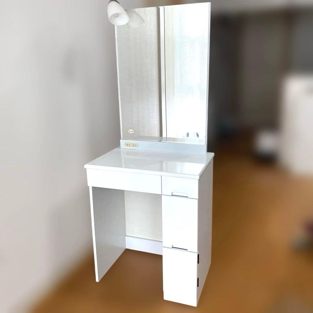 【機能性抜群】ホワイトドレッサー・鏡台　ライト　コンセント付　家具　リビング収納