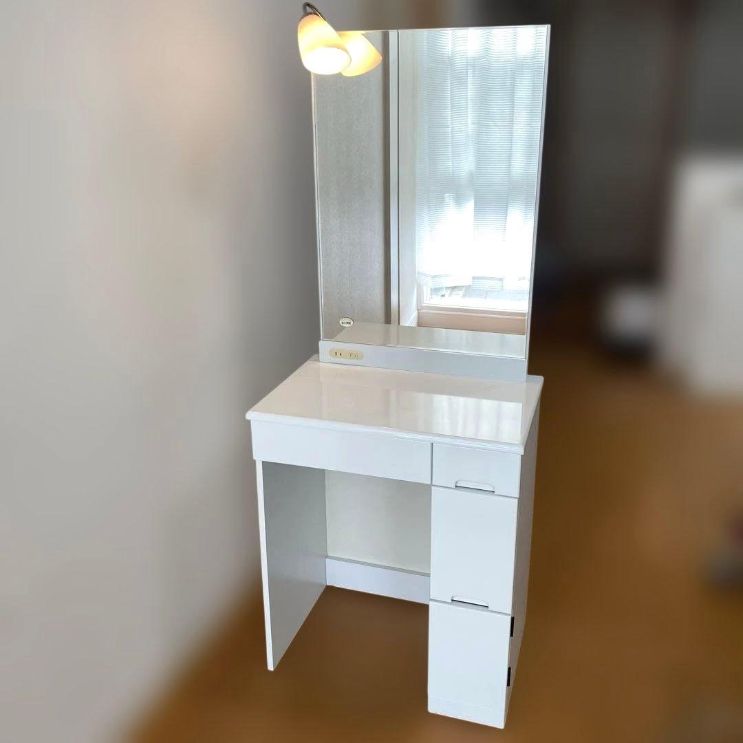 【機能性抜群】ホワイトドレッサー・鏡台　ライト　コンセント付　家具　リビング収納
