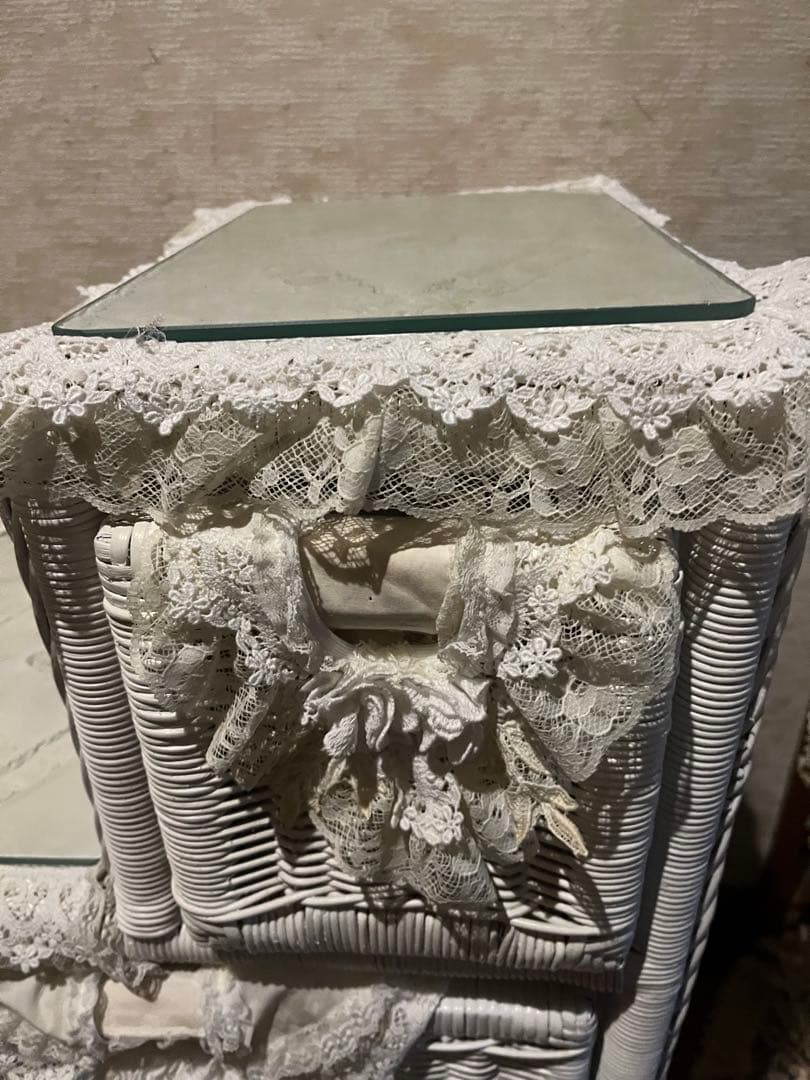 さえら　ラタン　レース装飾のホワイトラタン収納ボックス