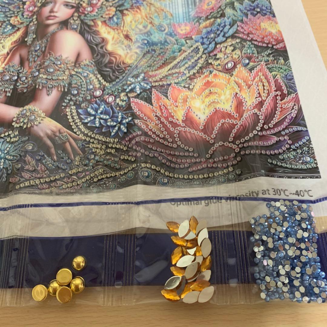 ダイヤモンドアート特殊ビーズ カラフルな女性と蓮の花のアート 30×30cm