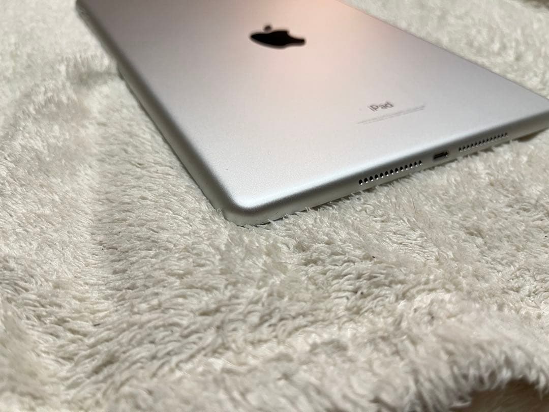 Apple iPad シルバー 本体　第6世代　128GB