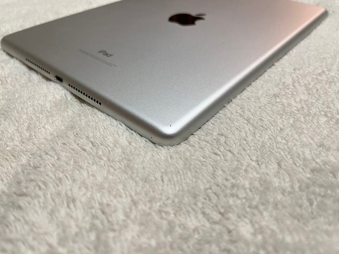 Apple iPad シルバー 本体　第6世代　128GB