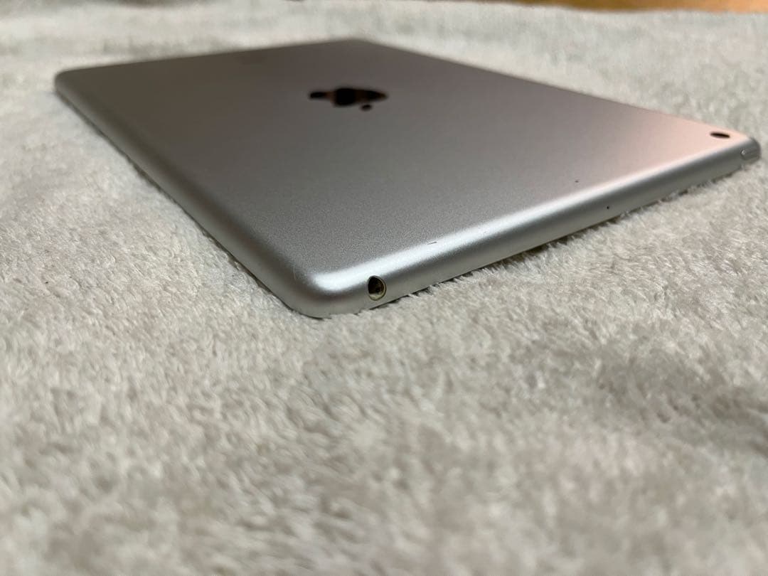 Apple iPad シルバー 本体　第6世代　128GB