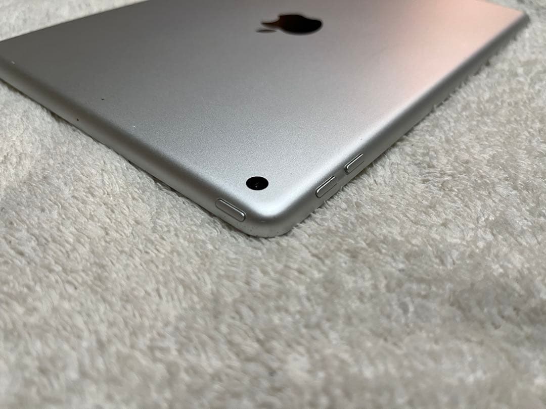 Apple iPad シルバー 本体　第6世代　128GB