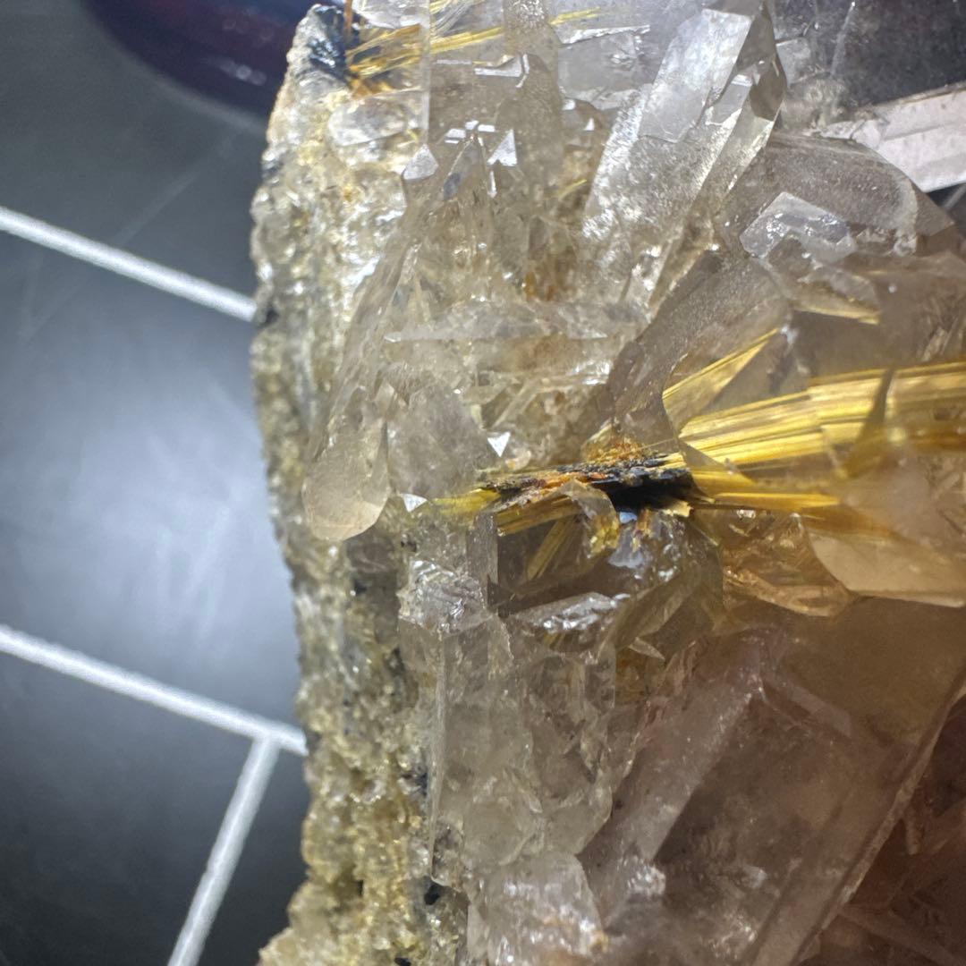 【極上品】希少　ゴールドルチルクォーツ クラスター 光台座付