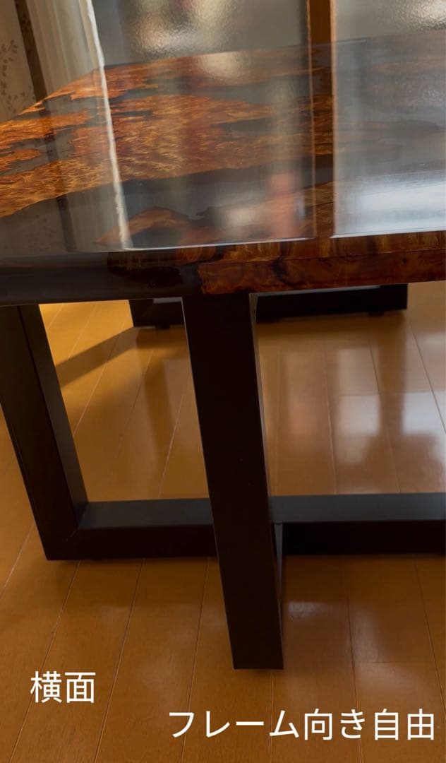 杉の瘤とレジンが静かに引き立てる、和の渋みとモダンが溶け合った特別なローテーブル