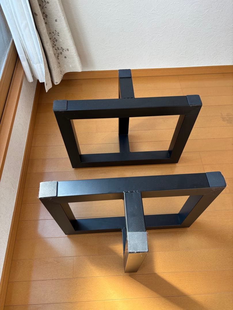 杉の瘤とレジンが静かに引き立てる、和の渋みとモダンが溶け合った特別なローテーブル