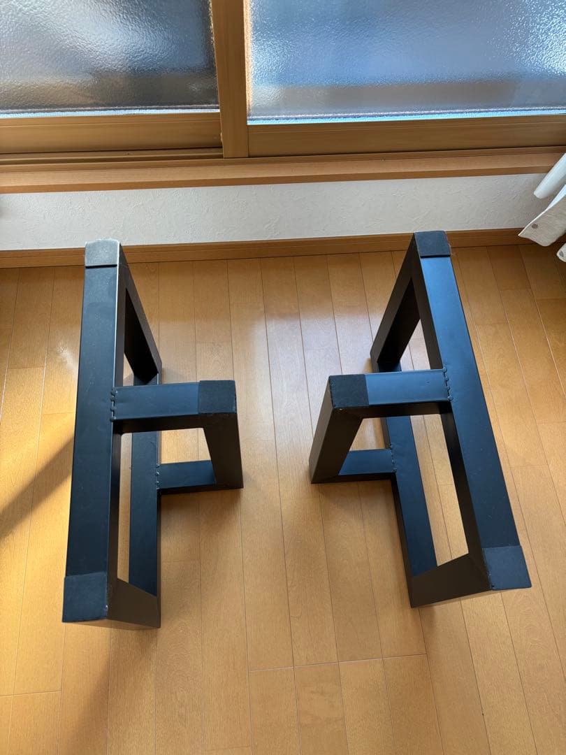 杉の瘤とレジンが静かに引き立てる、和の渋みとモダンが溶け合った特別なローテーブル