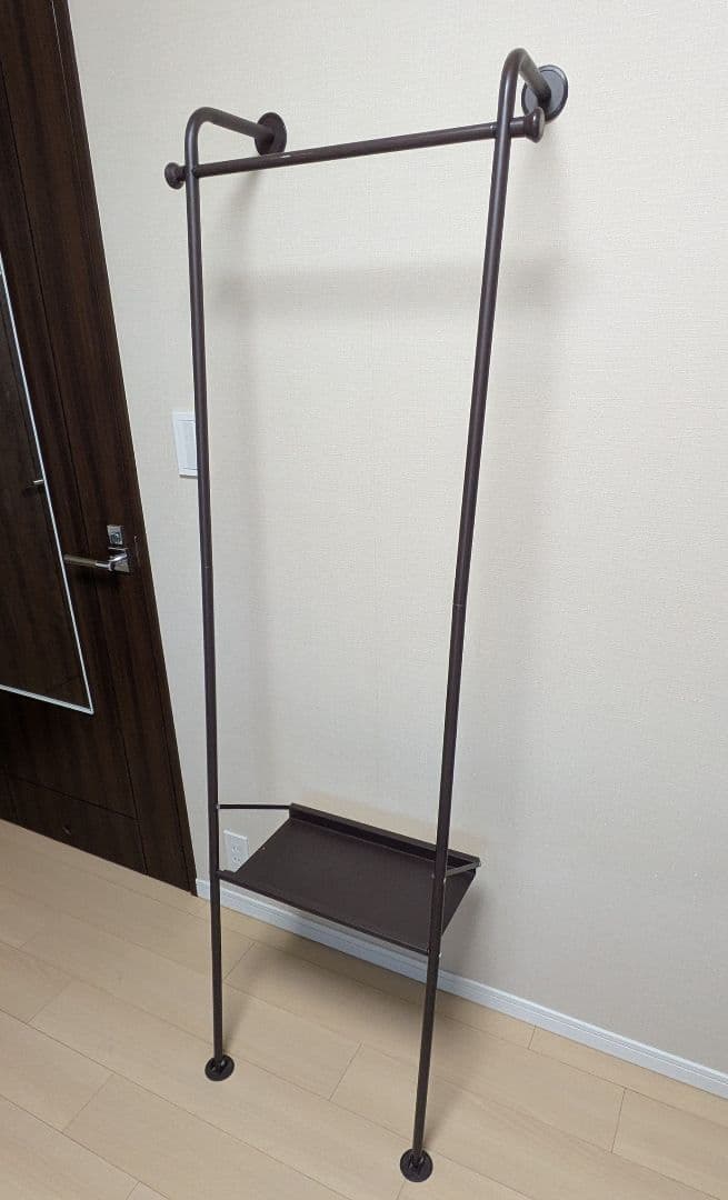 壁立て掛け式　ダークブラウン ハンガーラック 1段棚付き　シンプル　省スペース
