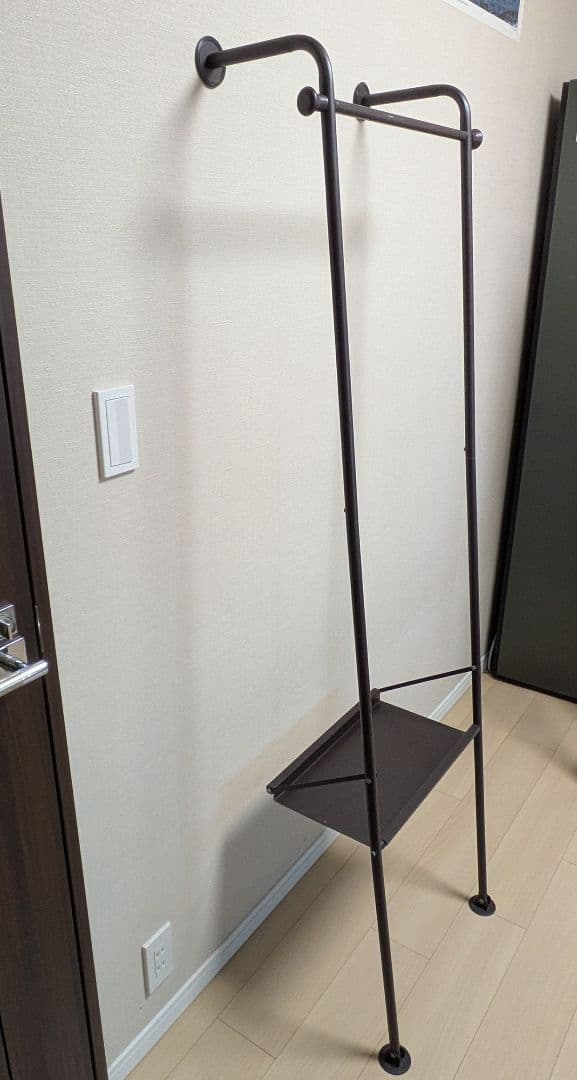 壁立て掛け式　ダークブラウン ハンガーラック 1段棚付き　シンプル　省スペース