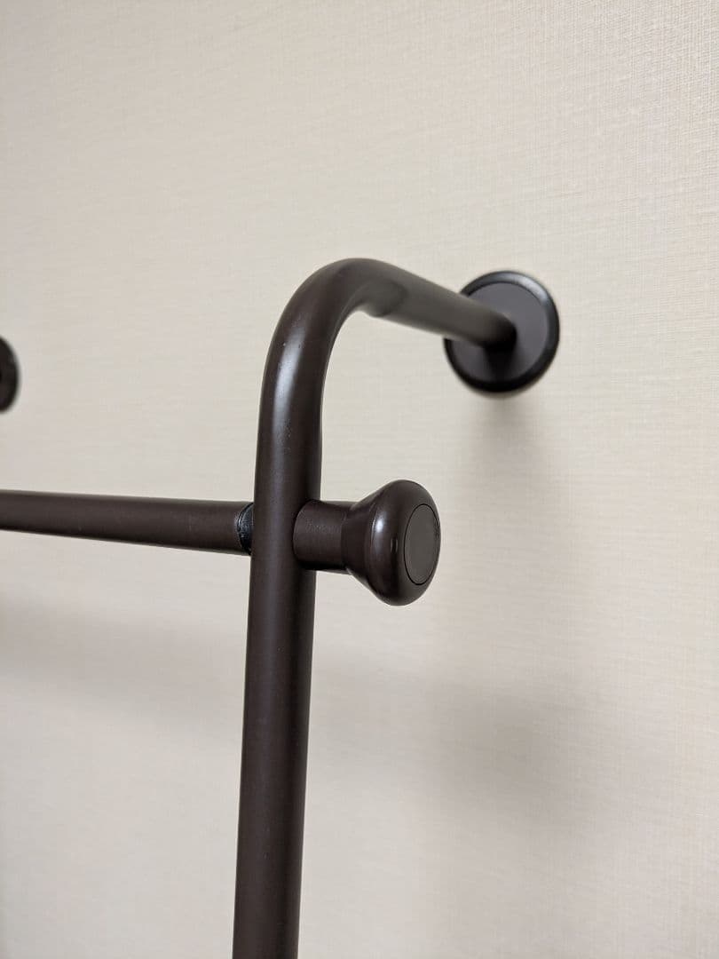 壁立て掛け式　ダークブラウン ハンガーラック 1段棚付き　シンプル　省スペース