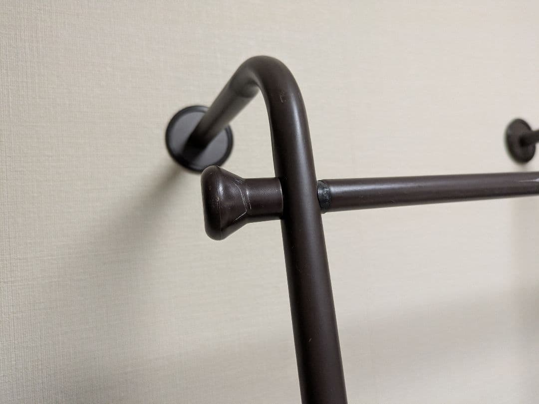 壁立て掛け式　ダークブラウン ハンガーラック 1段棚付き　シンプル　省スペース