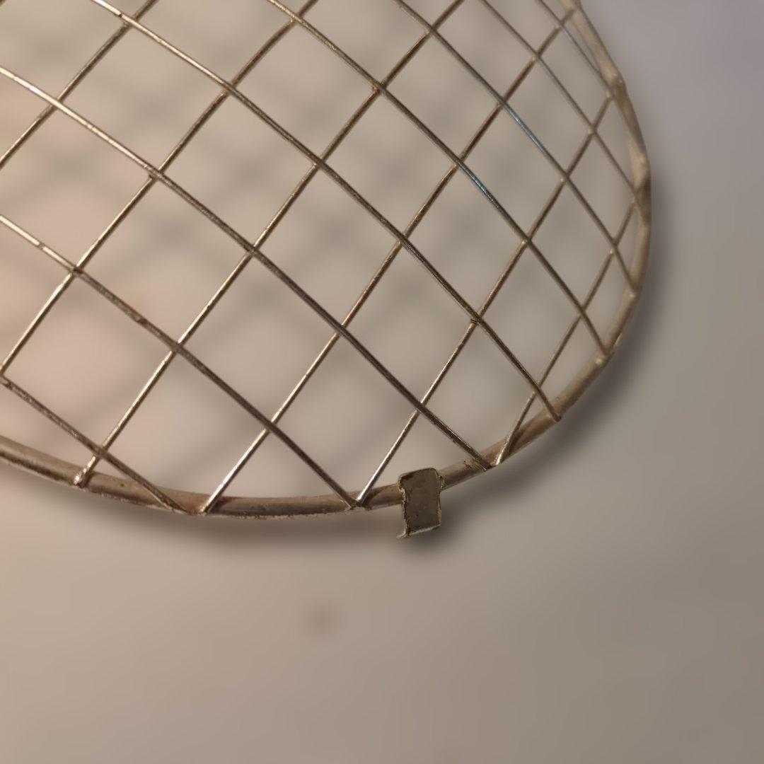 装飾的なシルバーの花器 グリッド付き