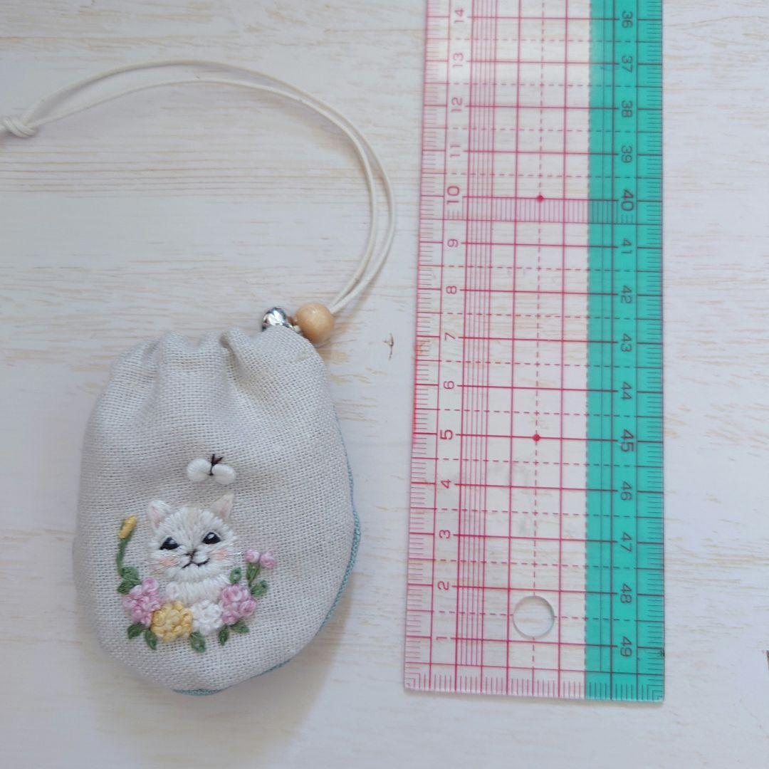 ちっちゃなりんりんお守りサシェ【白猫とぽんぽん花】